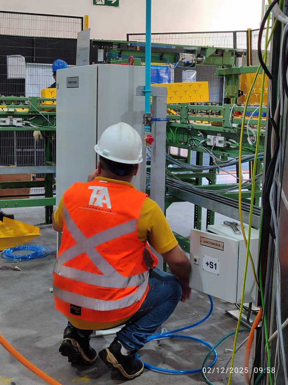 Técnico da TRA Engenharia trabalhando em painel elétrico industrial
