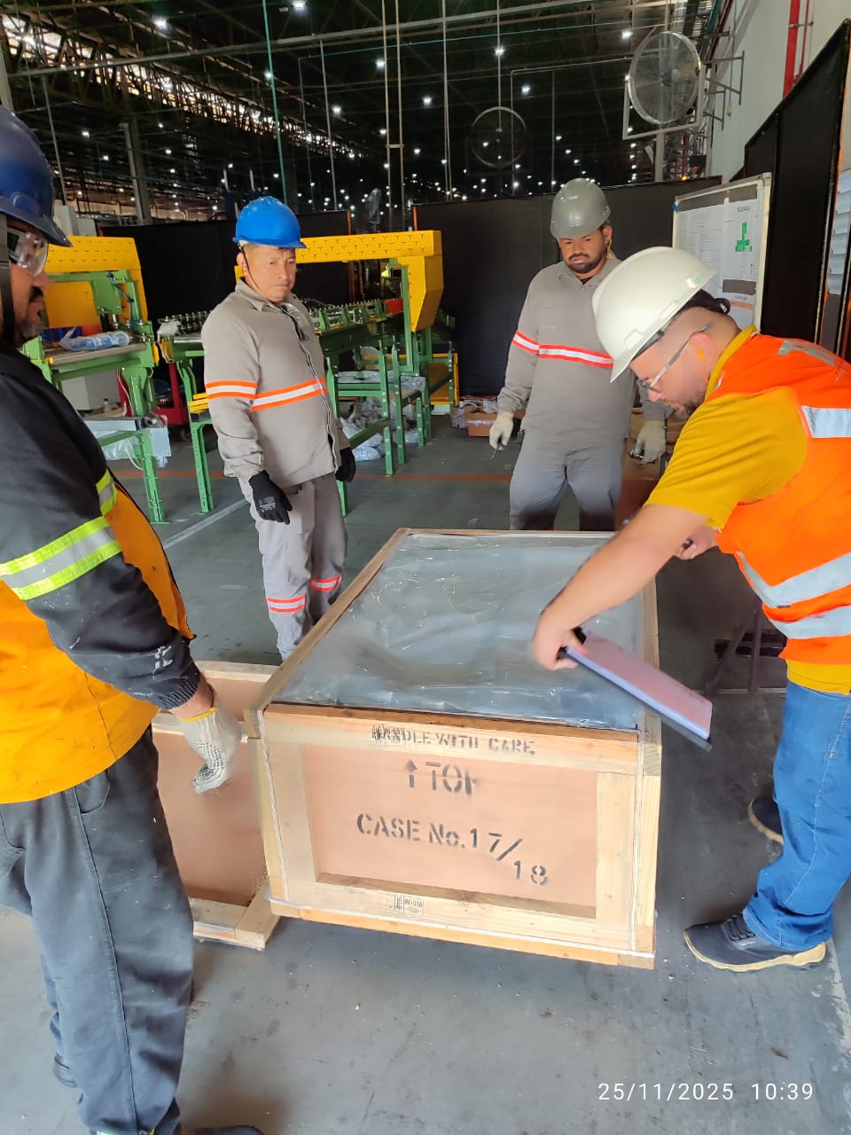 Equipe da TRA Engenharia inspecionando caixa de equipamento recebida