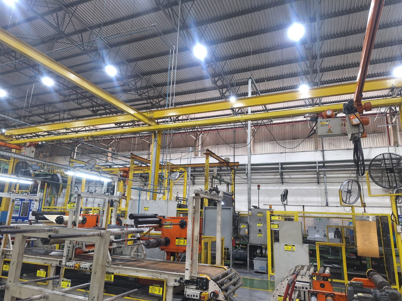 Equipe da TRA Engenharia em instalação industrial com pontes rolantes